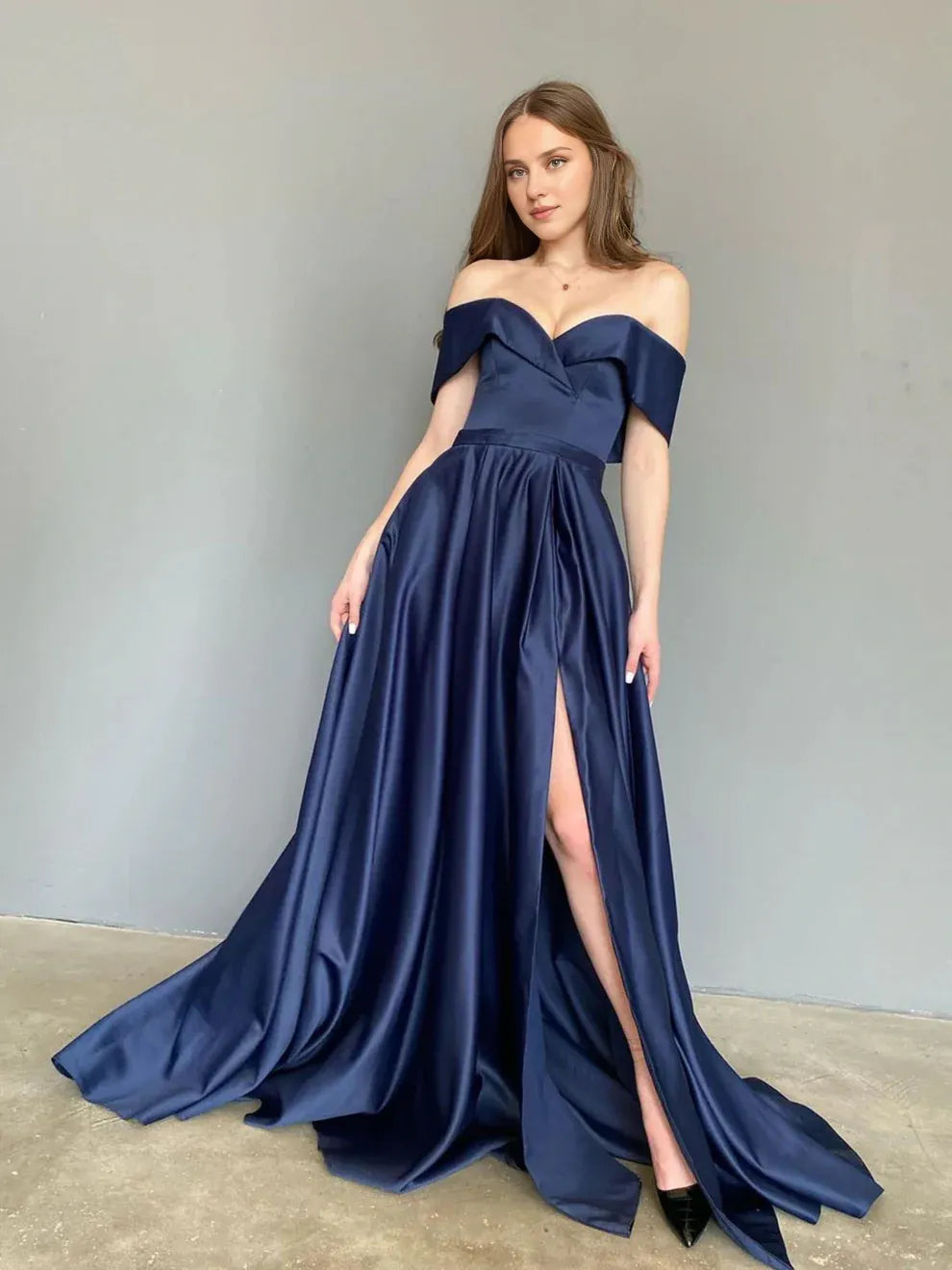 Vestido Weitese largo de satén con corte en A y hombros descubiertos, con abertura, color azul marino oscuro, para graduación y noche.